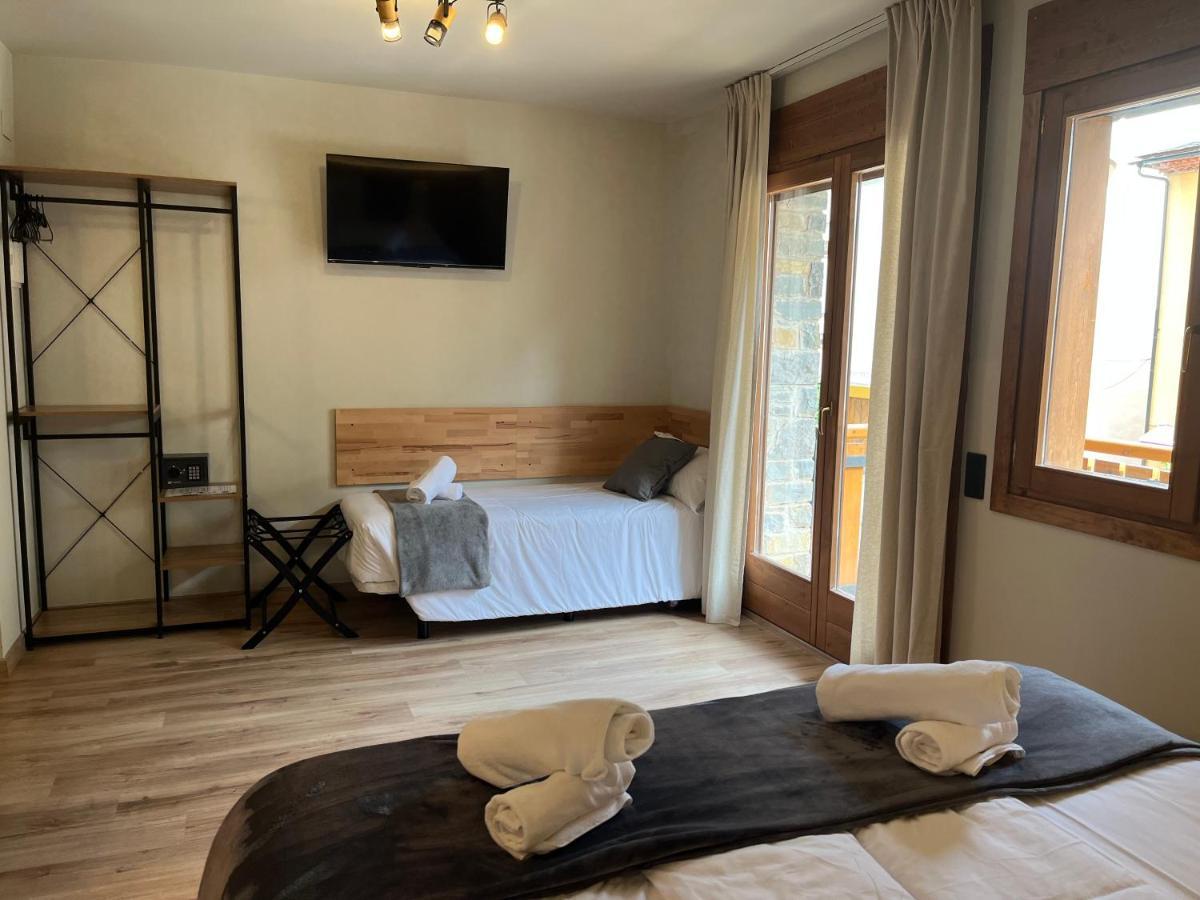 Hotel Els Encantats Espot Exteriör bild