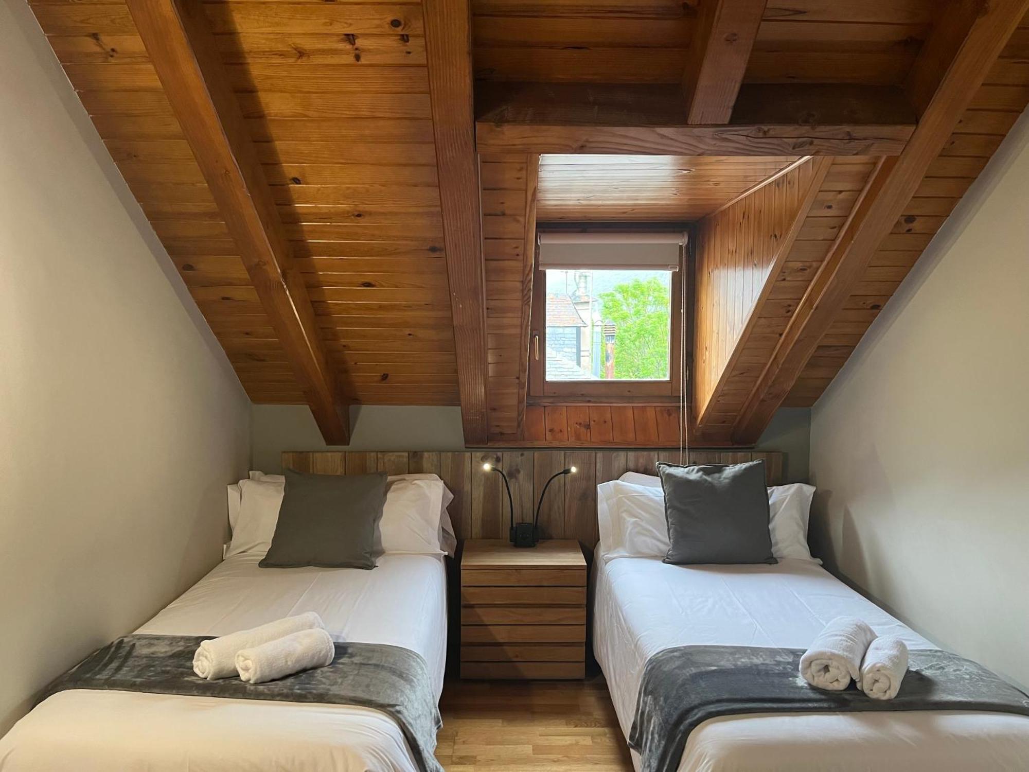 Hotel Els Encantats Espot Exteriör bild