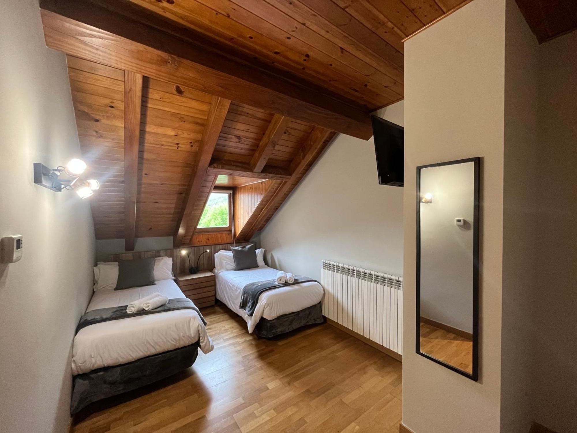 Hotel Els Encantats Espot Exteriör bild
